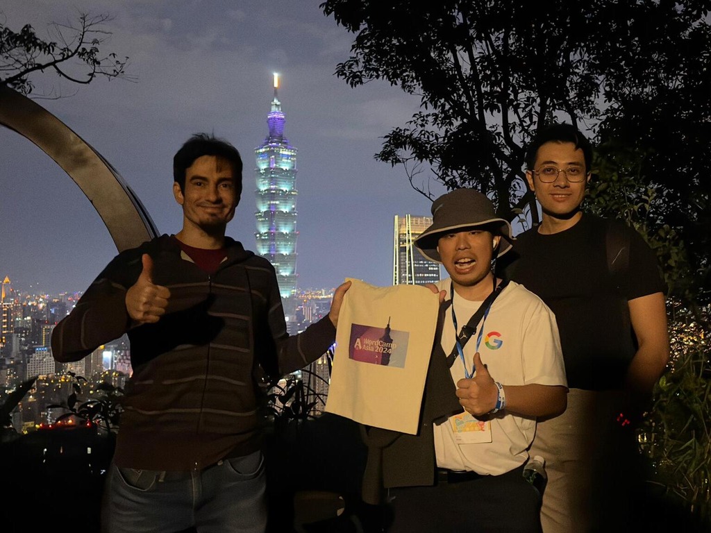 Leo (a sinistra) con amici a Taipei